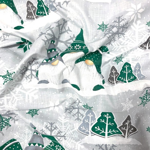 Tela de algodón - Gnomos verdes navideños y copos de nieve sobre gris